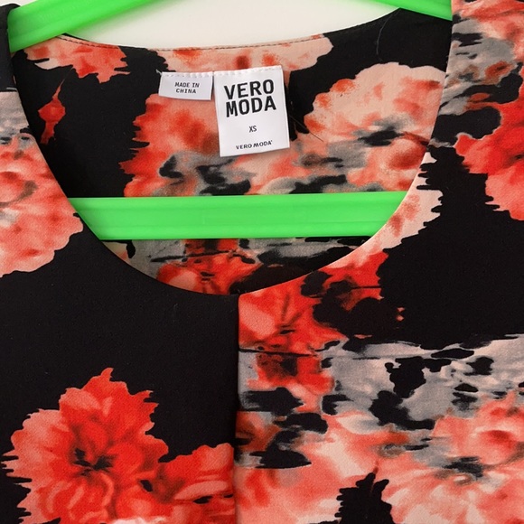 Vero Moda black and floral blouse tshirt - Picture 2 of 4